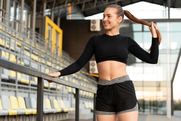 Kostenloses Foto schöne frau beim training im freien