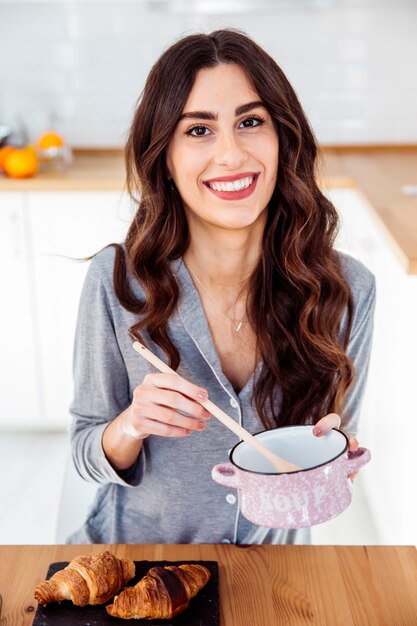 Schöne Frau bereitet Frühstück