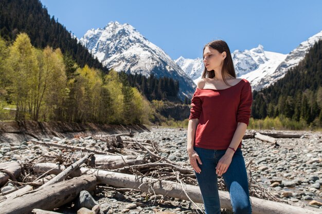 Schöne Frau des jungen Hipsters am Fluss im Wald