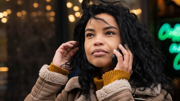 Schöne Frau, die am Telefon spricht