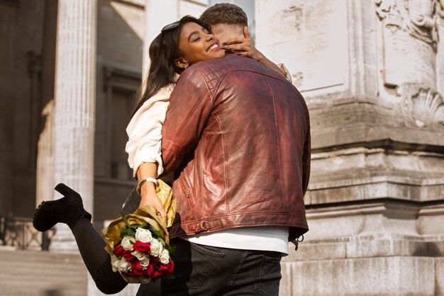 Schöne Frau, die am Valentinstag mit ihrem Freund verabredet ist