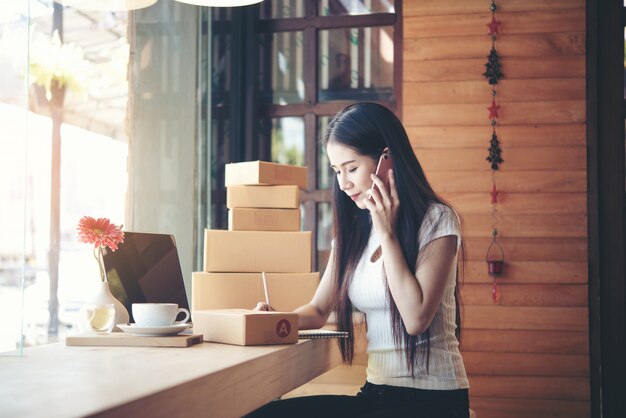 Schöne Frau, die an der Kaffeestube arbeitet