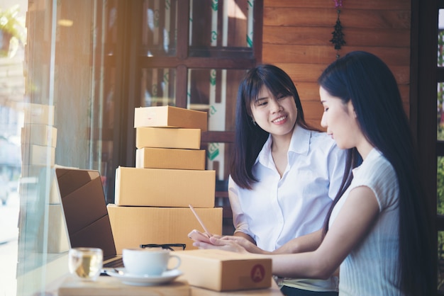 Schöne frau, die an der kaffeestube arbeitet