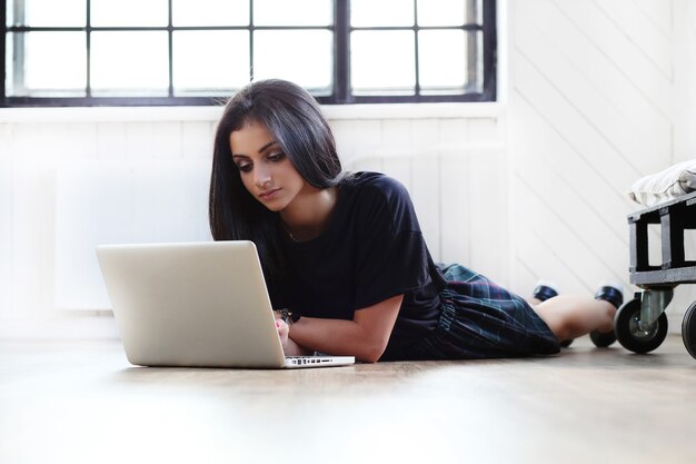 Schöne Frau, die an ihrem Laptop arbeitet