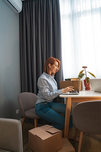 Schöne Frau, die an Laptop, Mitarbeitsbereich arbeitet