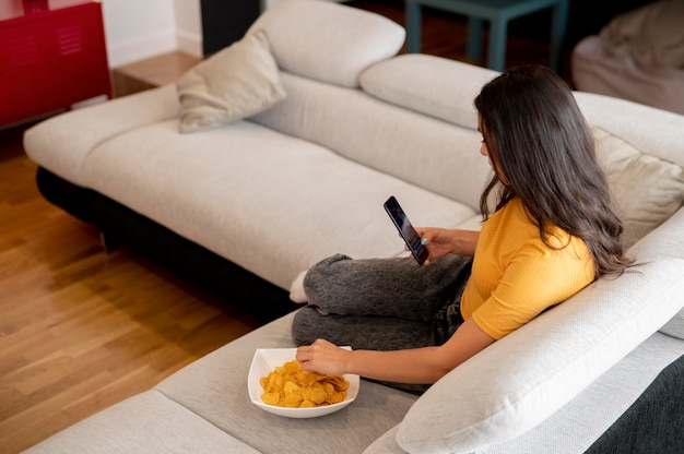 Kostenloses Foto schöne frau, die beim essen telefoniert