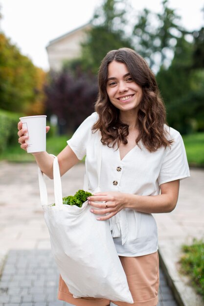 Schöne Frau, die Bio-Produkte trägt