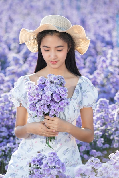 Schöne Frau, die Blumenfeld genießt