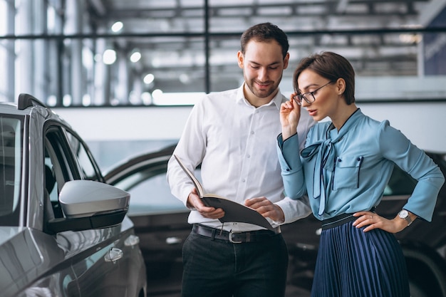 Schöne Frau, die ein Auto kauft