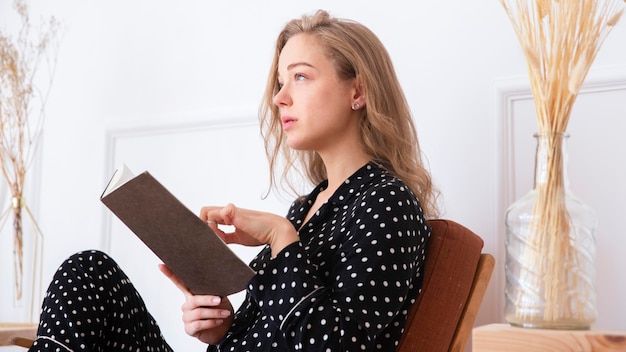 Kostenloses Foto schöne frau, die ein buch liest