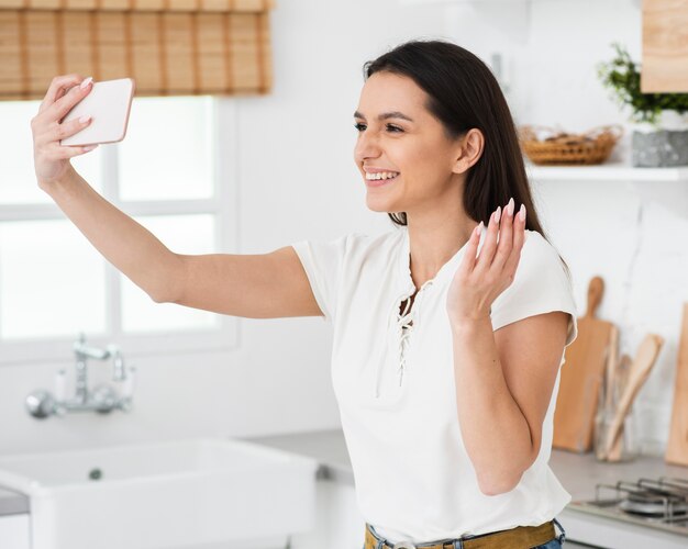 Schöne Frau, die ein selfie nimmt