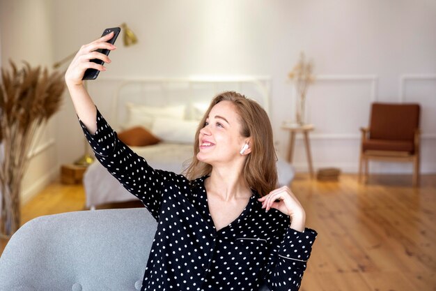 Schöne Frau, die ein Selfie nimmt