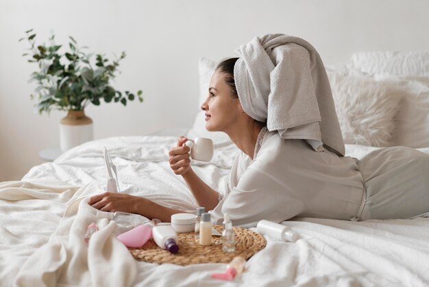 Schöne Frau, die eine Selbstpflegebehandlung drinnen tut