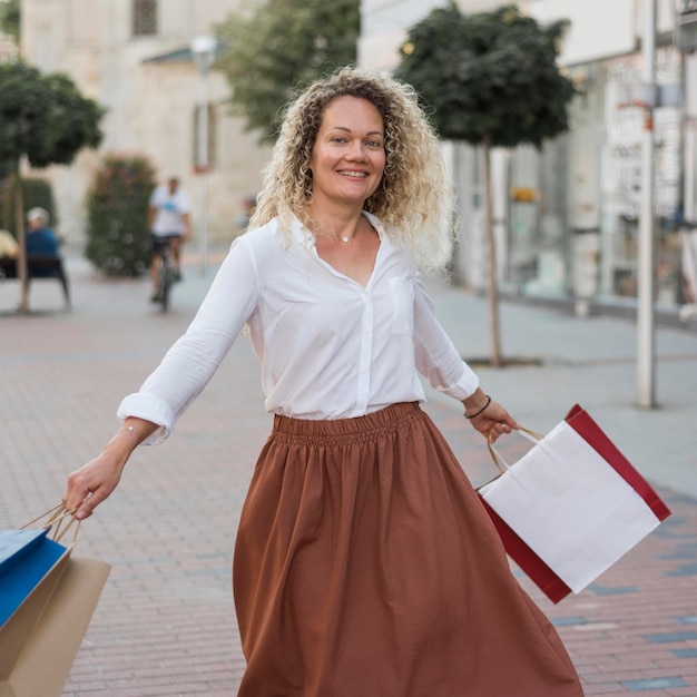 Schöne Frau, die Einkaufstaschen trägt