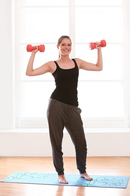 Schöne Frau, die Fitness-Training zu Hause macht