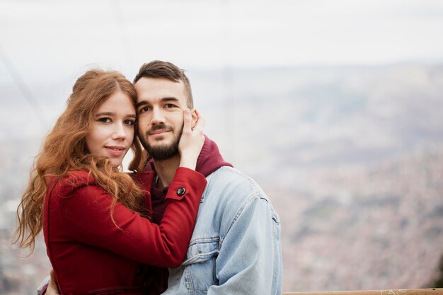 Kostenloses Foto schöne frau, die freund umarmt