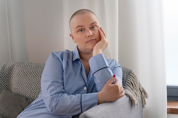Kostenloses Foto schöne frau, die gegen brustkrebs kämpft