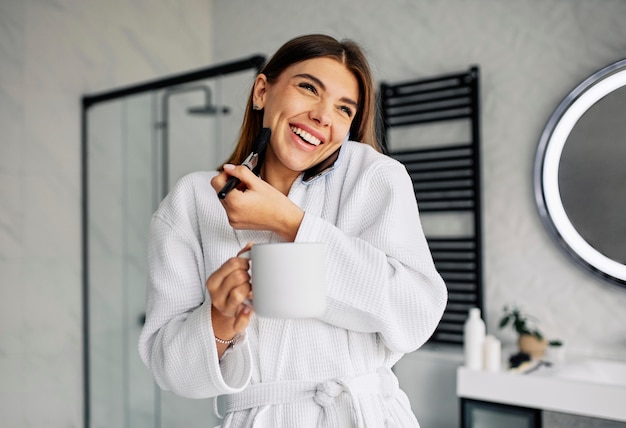 Kostenloses Foto schöne frau, die ihr make-up macht