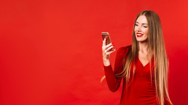 Kostenloses Foto schöne frau, die ihr telefon überprüft