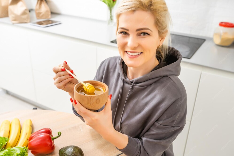 Schöne frau, die in der küche kocht und spaß hat. mädchen