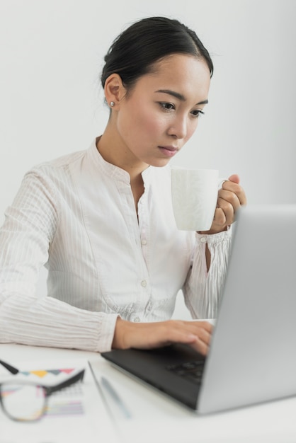 Schöne Frau, die Laptop betrachtet