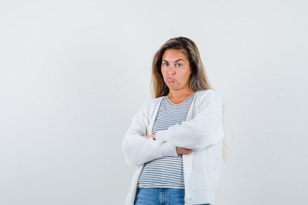 Schöne Frau, die Lippen in Jacke schmollt und unzufrieden aussieht. Vorderansicht.