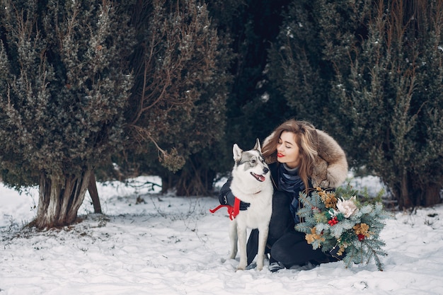 Schöne Frau, die mit einem Hund spielt