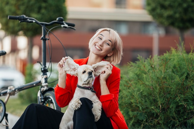 Schöne Frau, die mit ihrem Hund spielt