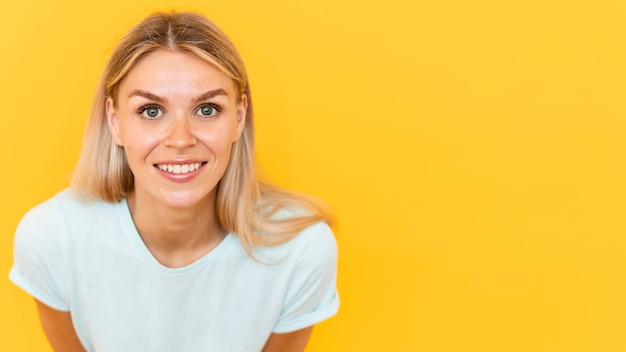 Schöne Frau, die mit Kopienraum lächelt