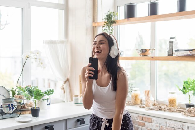 Schöne Frau, die Musik am Morgen genießt