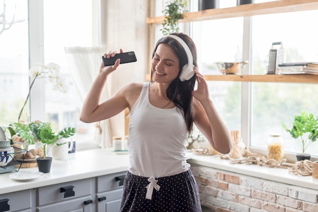 Schöne Frau, die Musik zu Hause hört