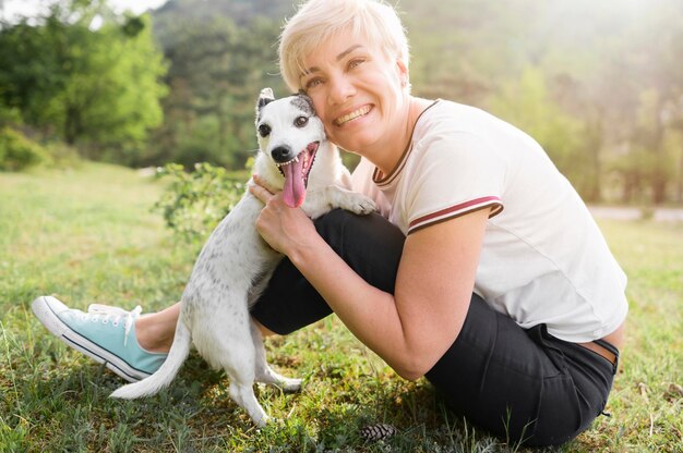 Schöne Frau, die Natur mit bestem Freund genießt