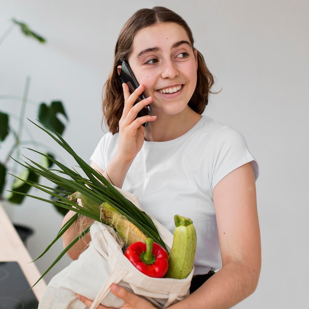 Schöne Frau, die organische Lebensmittel hält