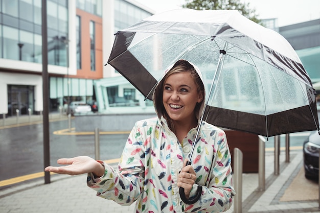 Schöne Frau, die Regen genießt