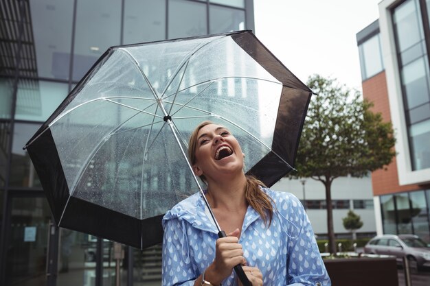 Schöne Frau, die Regen genießt