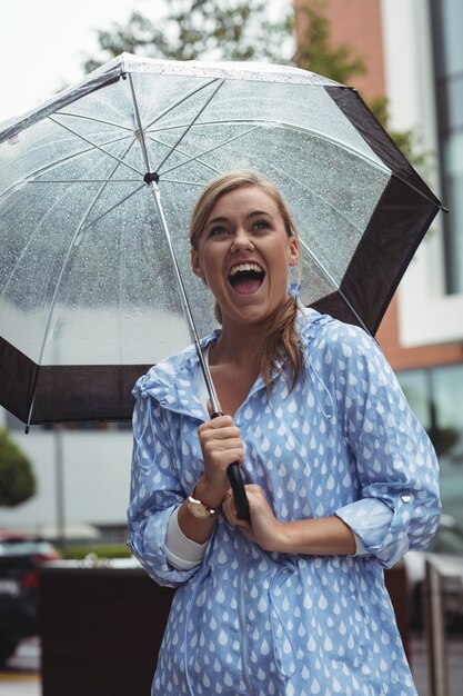 Schöne Frau, die Regen genießt