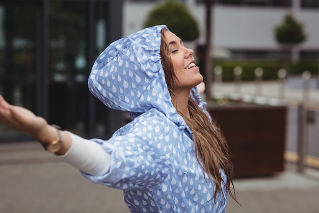 Schöne Frau, die Regen genießt