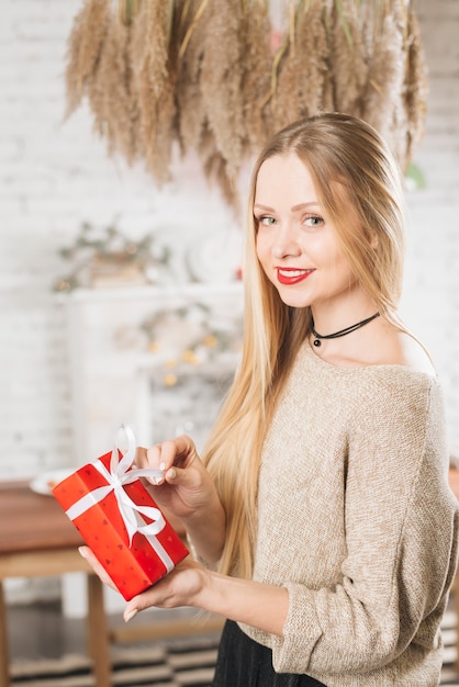 Schöne Frau, die romantisches Geschenk hält