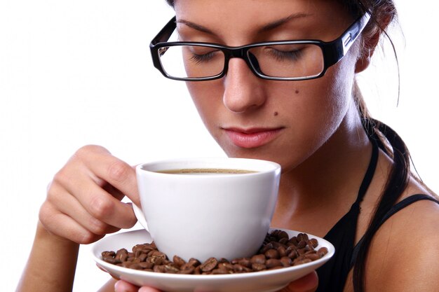 Schöne Frau, die schwarzen Kaffee trinkt