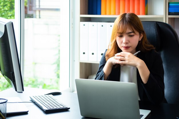 Schöne Frau, die schwer im Büro arbeitet