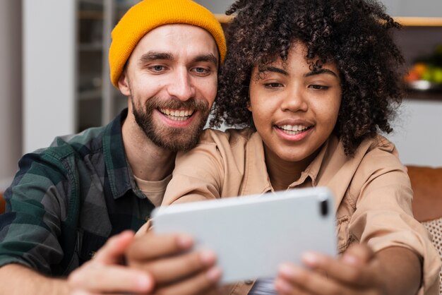 Schöne Frau, die selfies mit ihrem Freund nimmt