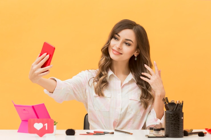 Kostenlose Foto schöne frau, die sich mit handy aufzeichnet