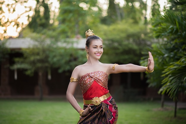 Schöne Frau, die typisches thailändisches Kleid trägt