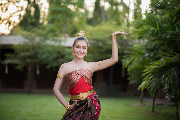 Schöne Frau, die typisches thailändisches Kleid trägt