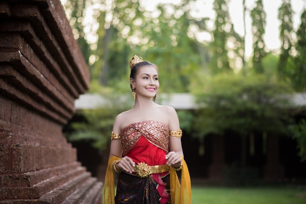 Schöne Frau, die typisches thailändisches Kleid trägt