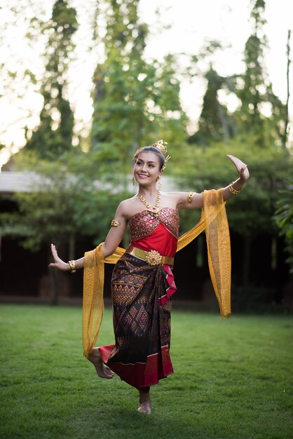 Schöne Frau, die typisches thailändisches Kleid trägt