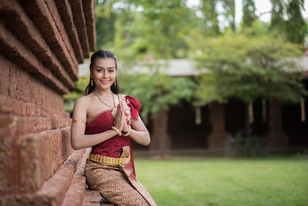 Kostenloses Foto schöne frau, die typisches thailändisches kleid trägt