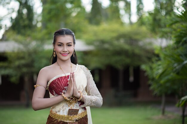 Schöne Frau, die typisches thailändisches Kleid trägt