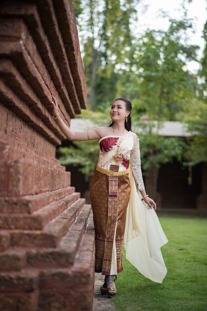 Schöne Frau, die typisches thailändisches Kleid trägt