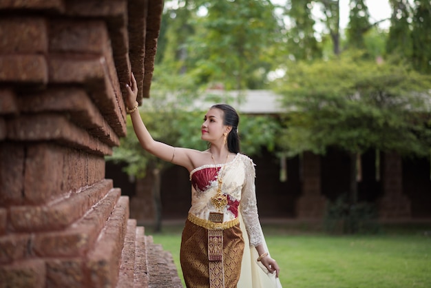 Schöne Frau, die typisches thailändisches Kleid trägt